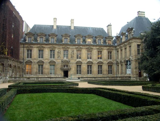 マレ地区からシャンゼリゼ大通りへ<br />ヴォージュ広場からシュリー館内庭へ