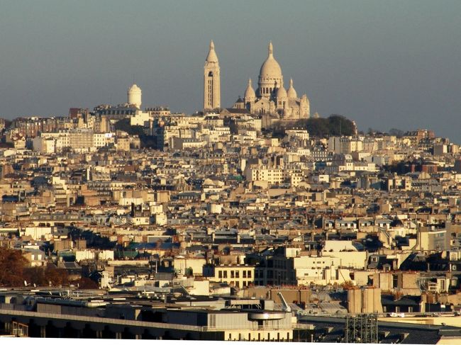 凱旋門よりモンマルトルの丘を
