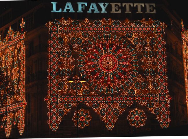 ギャラリーラファイエットの夜景<br />人ごみにのまれて