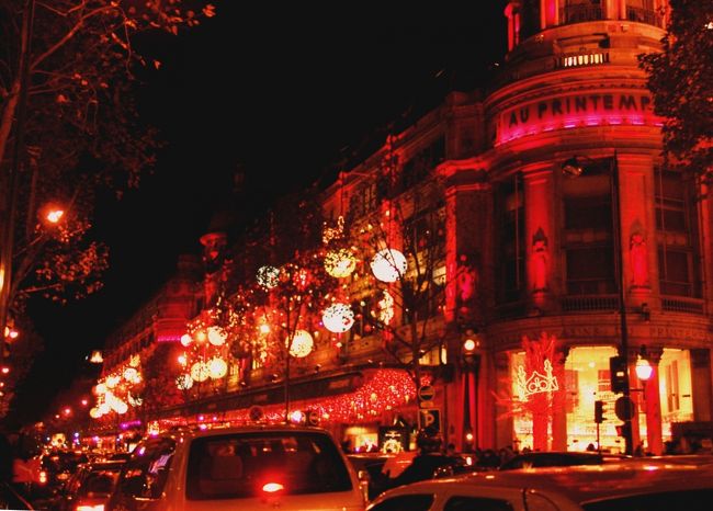 プランタンの夜景<br />クリスマスは日本の大晦日か？