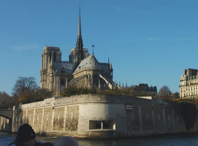 川面からノートルダム大寺院