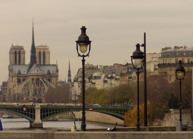 サン・マルタン運河とセーヌ河合流点から<br />ノートルダム大寺院