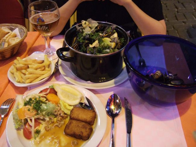 晩御飯です。このとき、イルサクレ地区のシェレオンは改装中だったため、その近くのレストランに入りました。ムール貝と小エビのコロッケです。結局、フライドポテトには手をつけられず。ムール貝はおいしかったです。見た目は多いですが、この位の量なら食べられます。