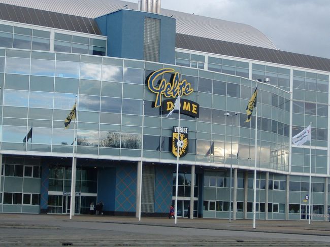 試合会場のゲルレドーム。試合時間が当日まで決まらず4時間前に到着してしまい、時間潰しが大変に。<br />スタジアム外にはグッズショップ、前にはドライブスルー付きのマクドナルドがあります。<br />このドームは屋根付きでコンサートやイベントにも使われるようです。