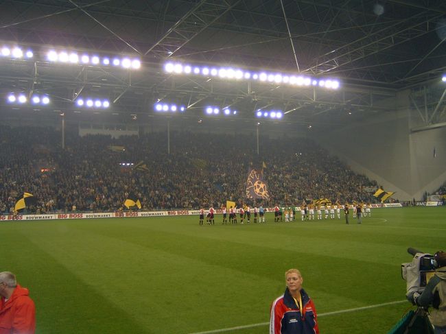 スタジアム内。この日フェイエノールトのサポーターにはチケットが販売されず問題に。<br />しかし私達の周りの席はフェイエノールトサポーターで一杯。日本から来たという事でお菓子や食べ物を色々振舞ってもらいました。