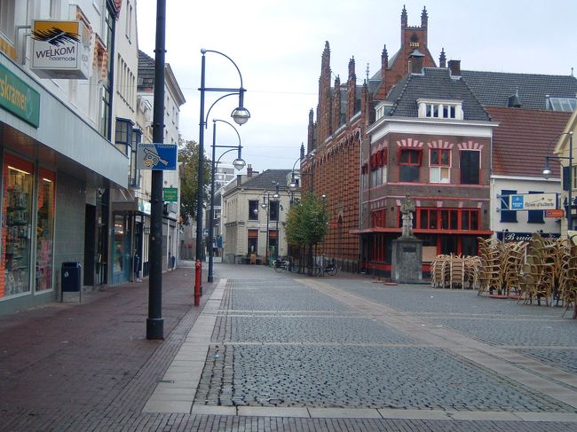 次の朝、町をお散歩。日曜日だったため人は全くいない･･･。勿論お店も営業しておらず駅内の店のみ営業。