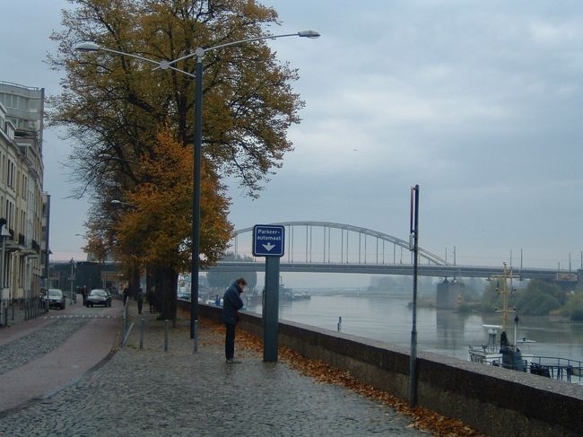 ライン沿いに普段はカフェも多数あるようでしたが、残念ながらお休み。近くの聖堂に人が集まっていました。<br />街の中心街は小さく歩いて回る事ができますが、郊外に街が広がっているため移動にはバスやトロリーバスを使いました。線路をはさんで逆側には国立公園もあります。