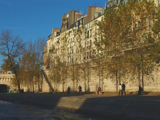 セーヌ川面より