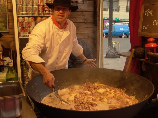 サン・ラザール駅前の屋台<br />親爺は撮影の為正装用？帽子を被りポーズ