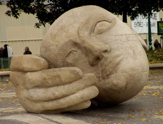 ヘンリー・ミラー作  「聴く人」                  通称：レ・アルの頭<br />サン・トゥスタッシュ教会の前で