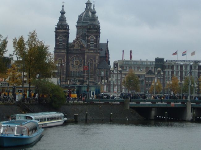 駅前に運河が！さすが運河の街。<br />駅前からトラムに乗って中心部へ向かいました。<br />この運河を渡ると中心部に入ります。