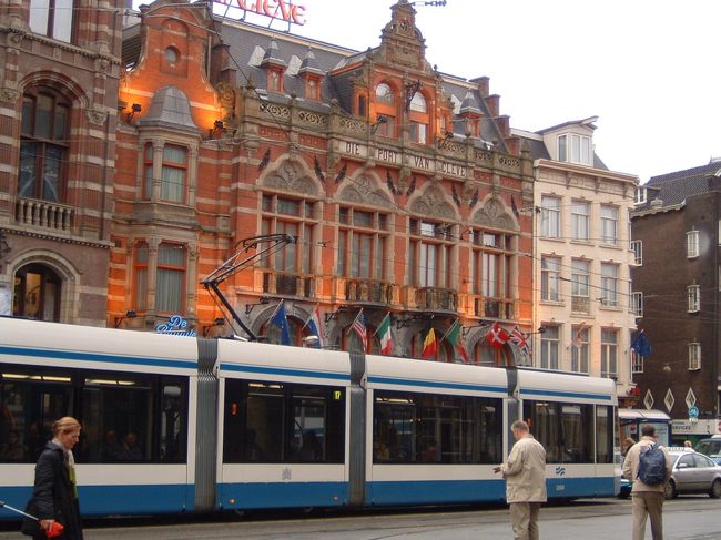 泊まったホテルの前もトラムが走っていました。<br />この辺りは歴史的な建物が並んでおり重厚な雰囲気ですが道を1本入れば、道の真ん中には木が植えられ住宅街となっていました。<br />この2件隣にスーパーがあり、夜10時まで営業していたため夕飯を買うにもお土産を買うにも大変便利でした。