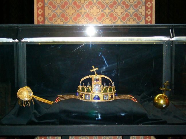 豪華な王冠なども展示されています。