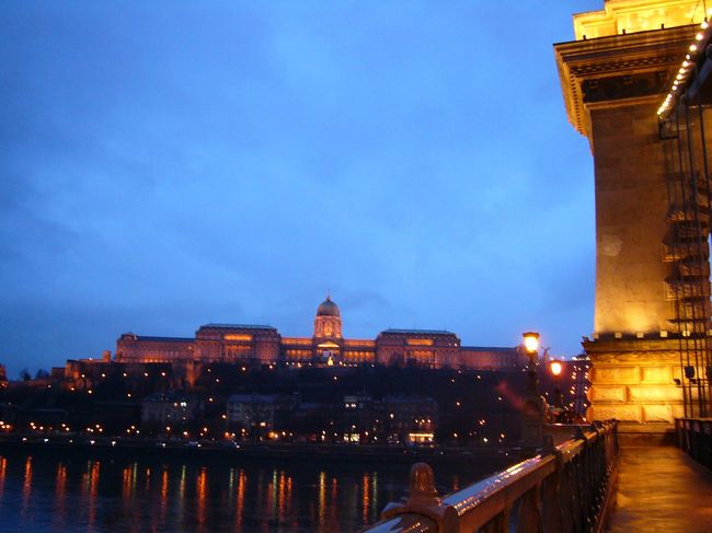 くさり橋から見る王宮の丘。<br />