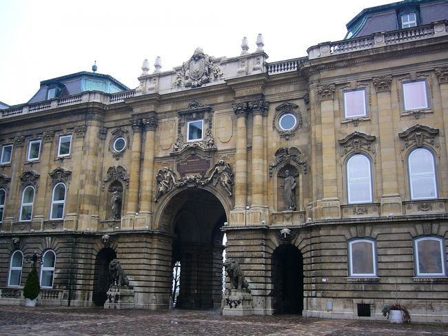 王宮の丘には、美術館がいくつもありました。<br />どれも大きな建物です。<br />この日はあいにく月曜日だっため休館のようでした。