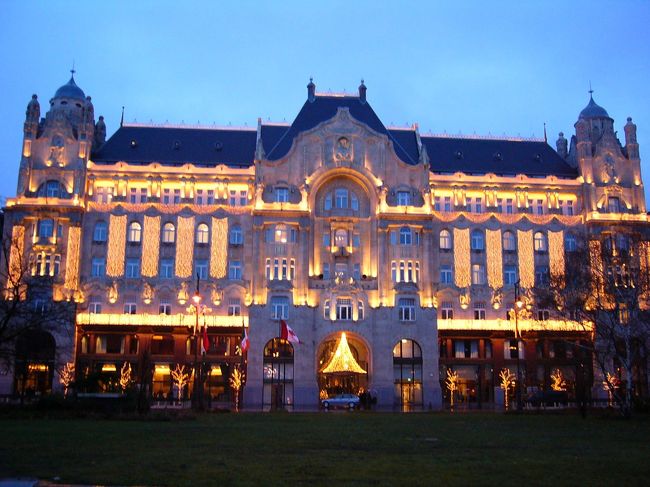 くさり橋そばのホテル。<br />ヒルトンか何かの一流ホテルだったと思います。<br />くさり橋のライトアップにも負けない美しさ！