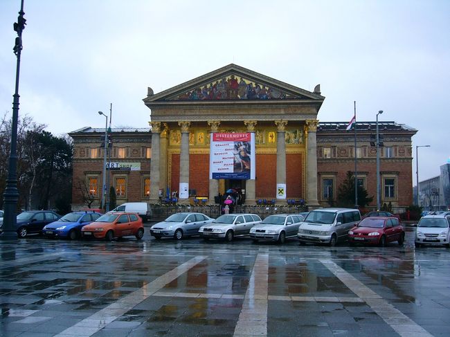 英雄広場にある美術館か博物館。<br />ここは月曜日でも休館ではなかったようで、人が並んでいました。