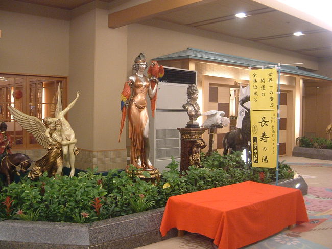 ﾎﾃﾙの中は、なんとも不思議で、鶴や亀の置物があるかとおもえば、大仏があったり、ヒンズーの置物があったり・・・・あまり意図の見えない置物がたくさんありました。