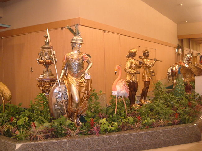 　ﾎﾃﾙはスパ館とﾎﾃﾙと二つの建物に分かれています。<br />　スパ館にはたくさんの種類の風呂（一応温泉らしい）と、バリエステ、タイ古式マッサージ、アカスリ、リフレッシュマッサージ、などの癒しのコーナーが充実していました。　私たちもバリエステやってきました！！なかなか充実！！　岩盤浴も良かったですよ。