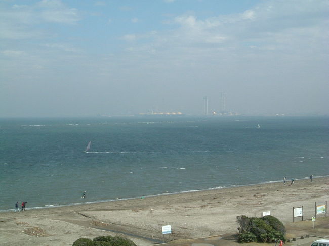 翌日レンタカーでさらに南のほうへ。<br />たまたま道を間違えて、富都岬にたどり着きました。海もきれいで展望台からの眺め良かったです。ウインドサーフィンやパラセイリングをやる人たちの姿も。