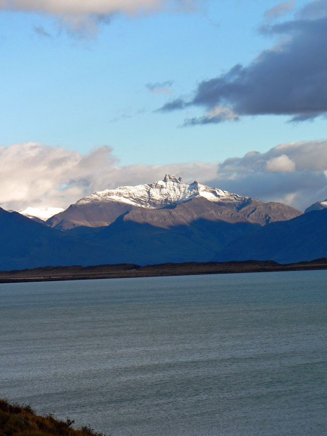 アルヘンティーノの光景。山並みが美しい。