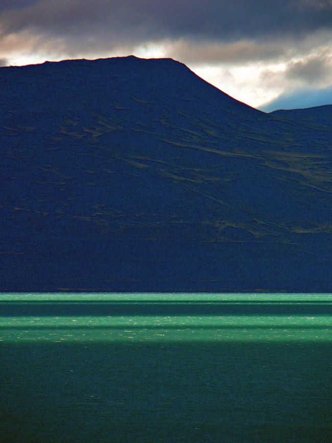 アルヘンティーノの光景。湖水の色が変化する。<br />