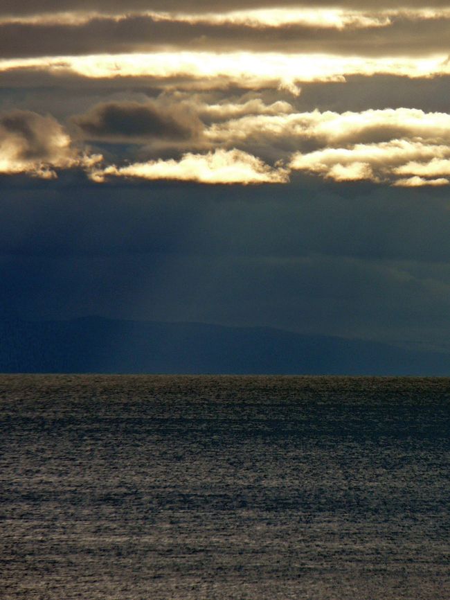 アルヘンティーノの光景。湖水に注ぐ朝日。<br />