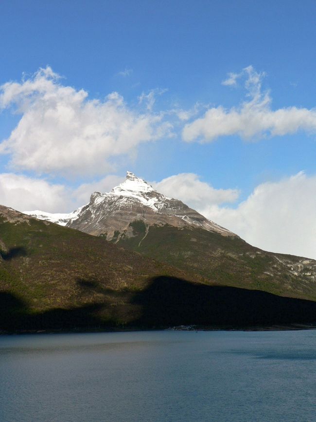ペリト・モレノ氷河が流れ込む湖から見る光景。山並みが美しい。<br />