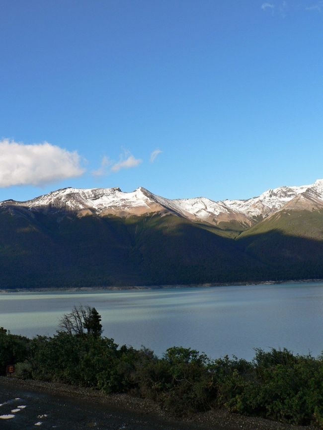 ペリト・モレノ氷河が流れ込む湖から見る光景。山並みが美しい。<br />