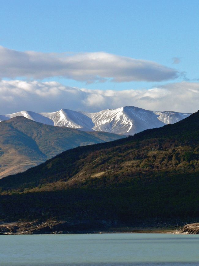 ペリト・モレノ氷河が流れ込む湖から見る光景。山並みが美しい。<br />