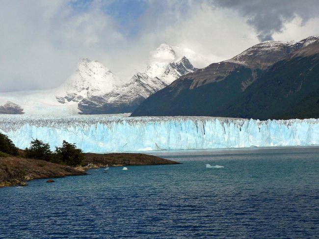 ペリト・モレノ氷河が流れ込む湖から見る光景。山並みが美しい。<br />