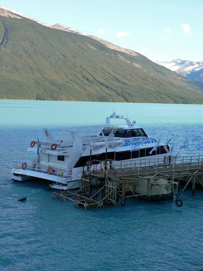 ペリト・モレノ氷河の観光船。<br />