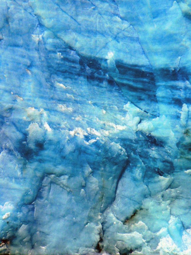 湖水に面する氷が崩落したあとは青く光っている。<br />