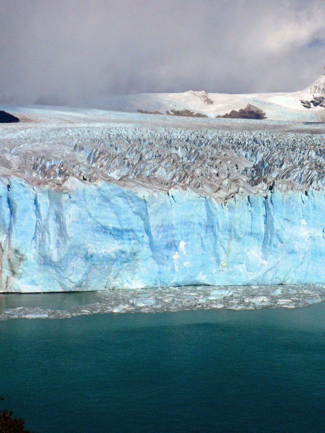 ペリト・モレノ氷河の光景。<br />