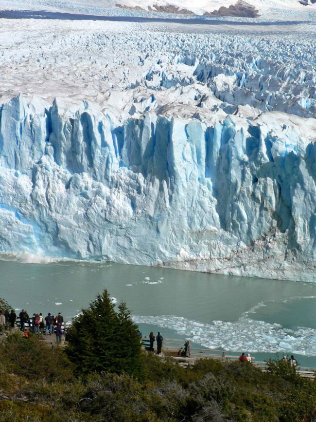氷河崩落の瞬間。写真の左に水しぶきがあがった。<br />