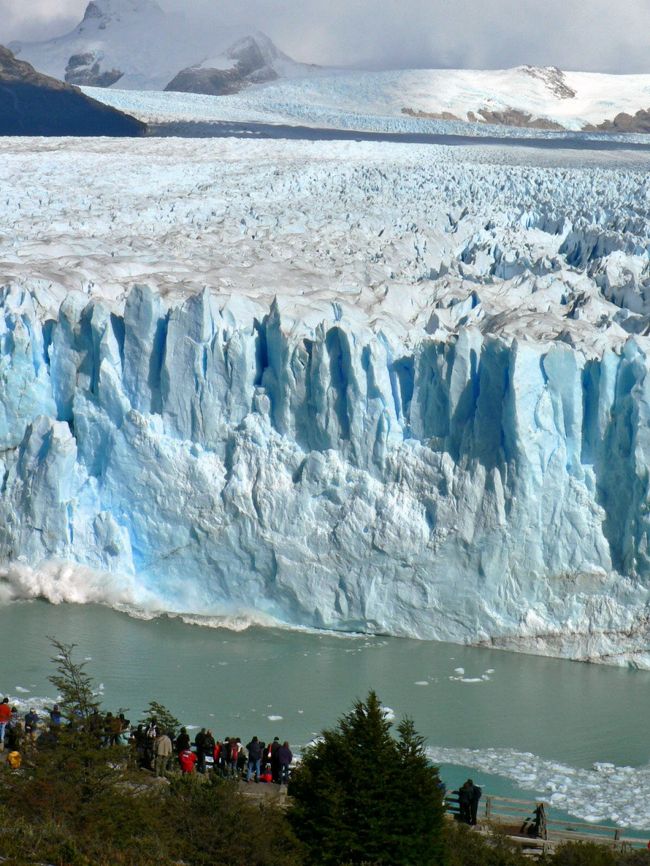 氷河崩落の瞬間。写真の左の水しぶきは大きく広がる。<br />