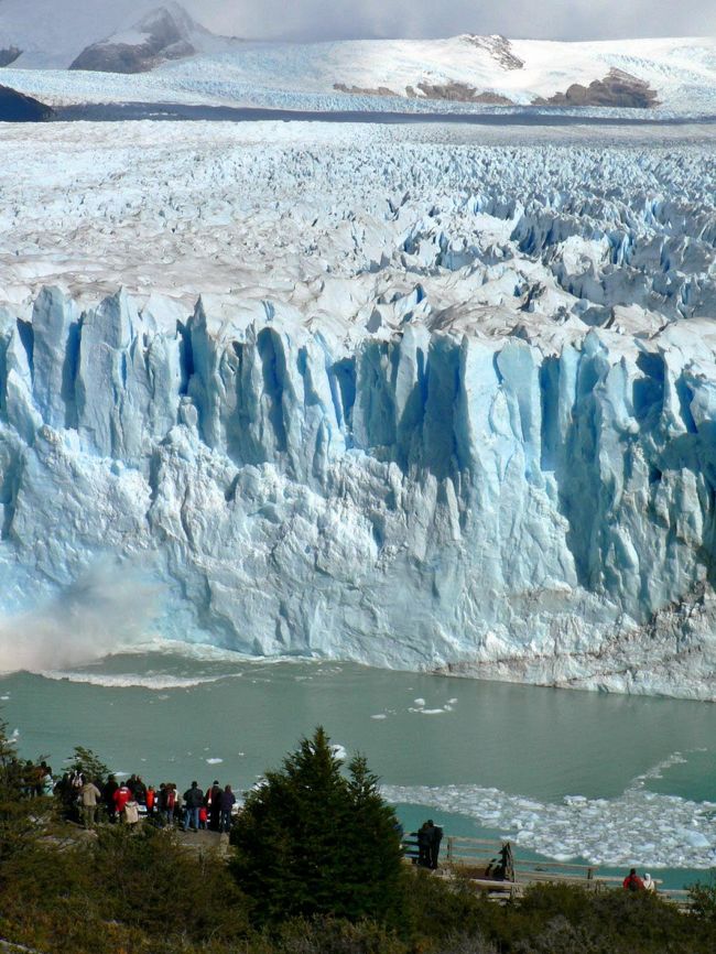 氷河崩落の瞬間。写真の左に水しぶきが広がると同時に小さな津波が押し寄せて来る。<br />
