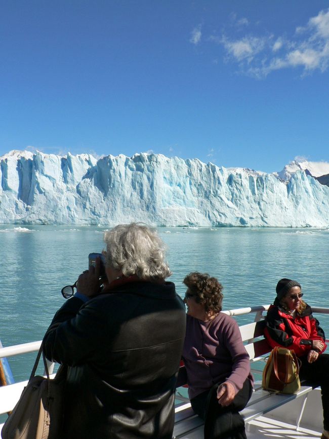 観光船からペリト・モレノ氷河を観賞する人達。<br />