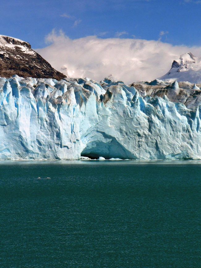 ペリト・モレノ氷河には洞窟のような部分も見られる。<br />