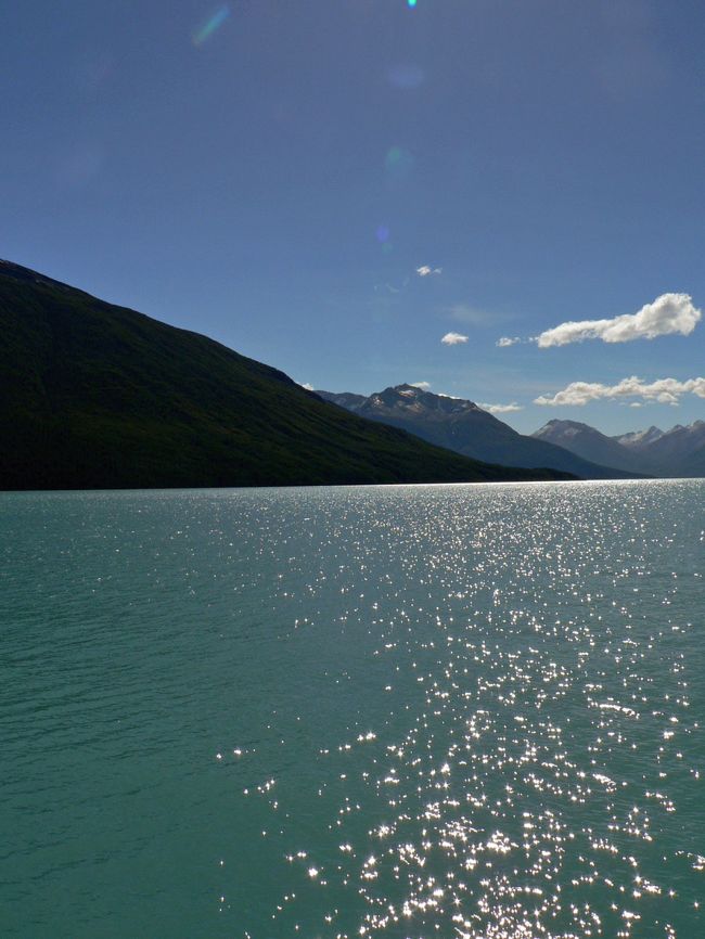 ペリト・モレノ氷河が流れ込む湖から見る光景。山並みが美しい。