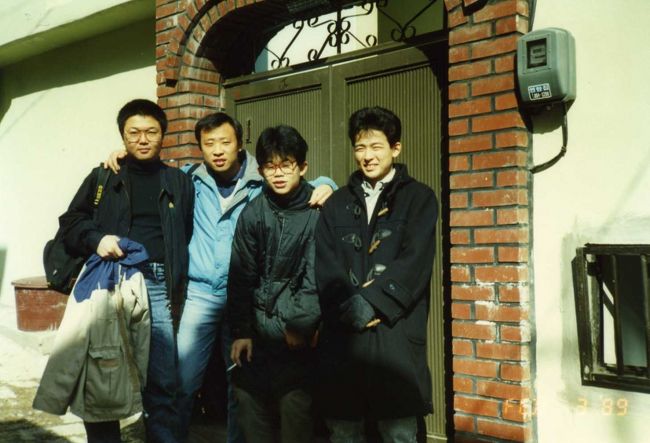 プサンにて。青いジャンバーの友人宅前。