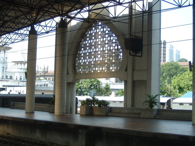クアラルンプール中央駅は現在のKL SENTRALが出来るまで街を代表する駅になっていました。現在も地元電車、マレー鉄道の始発駅となっています。<br />駅はイスラム建築を取り入れた駅としては珍しい建物です。<br /><br />電車と言えば、この日（3/10）は午後3時くらいまでは問題なく走っていたＫＬＭコミューターが何時間もの遅延となり、現地新聞でも話題になった日でした。<br />KL SENTRALの次の駅midvalleyにあるmidvalley mega mallに行くため午後4時にKL SENTRALに向かったところ、ホームは超満員。結局1駅移動のためにホームで1時間30分待ち、マレーシアの満員電車を体験してきました。<br />モールの帰り@午後8時の時も電車が来ず、ホームに座り込む人が続出。たまたま運がよかったのか5分で電車がやってきて無事ホテルへ戻る事ができまいた。