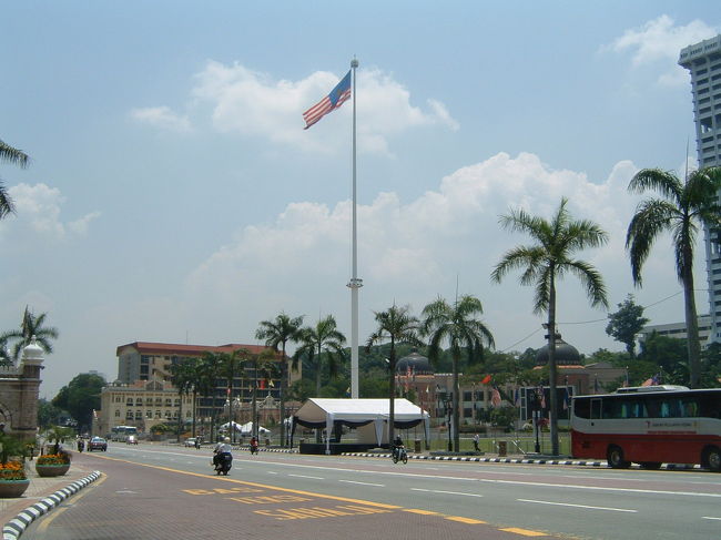 政府機関や図書館が集まる一帯の風景です。<br />天気がよかったので（暑かったですが澄んでいたので快適！）お散歩日和でした。<br />道路を逆方向に行くとオフィスビルが立ち並び、またインド人街やマレー人街となります。
