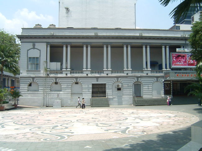 インド人街のコロンブス映画館前。この日も多数のインド映画が絶賛上映中でした（ちょうど映画が終わったのか前で結構な人が待っていました）<br />同じ建物内にある、カフェ（間違えてバーに入ってしまったのですが･･･）で一休みしました。<br />バーではビジネスマンが集まっていて話をしたり、観光客が1人でビールを飲んでいました。とてもいい雰囲気で店員の方の態度も素晴らしく気に入りました。<br />隣のレストランは高級そうで私には･･･（笑）