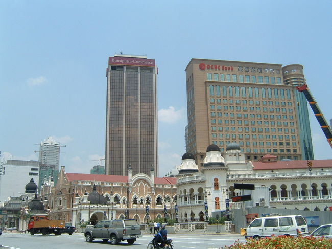 歴史的な建物と高層ビルが立ち並ぶのも発展途中のクアラルンプールならではの風景。<br />金曜日だったためこの横のマスカット・ジャメには丁度入れず（礼拝後何時間かは開放してました）