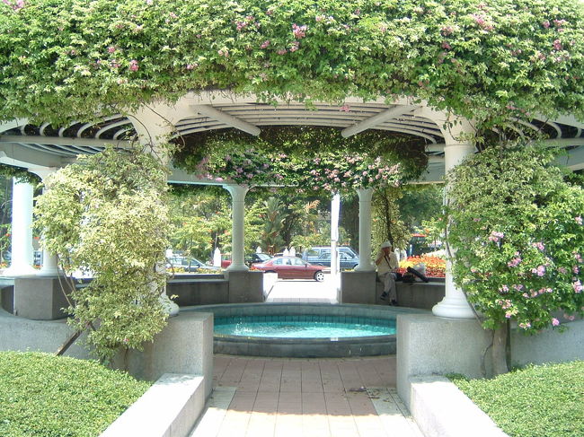 照りつける太陽の中噴水の中で、地元のおじさんも一休み中。