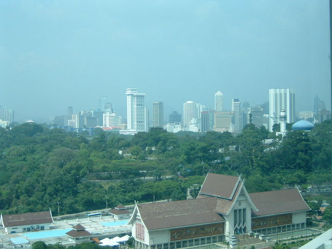 ホテルの部屋から見たクアラルンプールの風景は少し遠かったですが、緑の向こうに高層ビルが立ち並んでいて大変綺麗でした。ツインタワーが見れなくても大満足。<br />夜はハイウェイのライトが美しかったです。