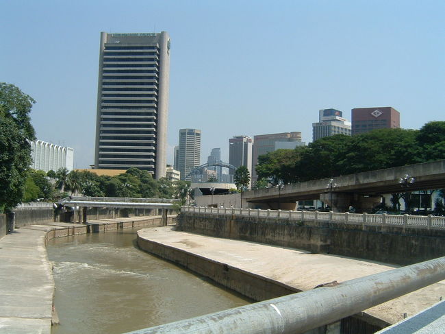 チャイナタウン西側の川から見たクアラルンプールの街。<br />全体的に川の色は茶色く濁っているところが多かった気がしました。<br />ちなみにチャイナタウンでは怪しい人達に話しかけられましたが無視しました。他の場所ではなかったですが旅行ガイド通りイカサマ詐欺が横行している事を実感しました。<br />（私はどこに行ってもチャイナタウンは苦手･･･）