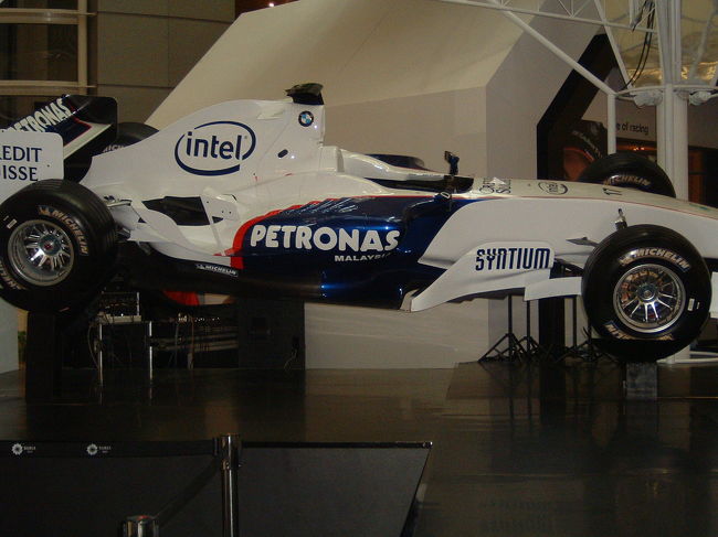 F1が行われる前だったため、イベントが行われていました。このように車も展示されており、夕方などにはステージにてバンドの演奏も行われていました。<br />（なぜか冬のソナタの主題歌が歌われていましたが･･･）