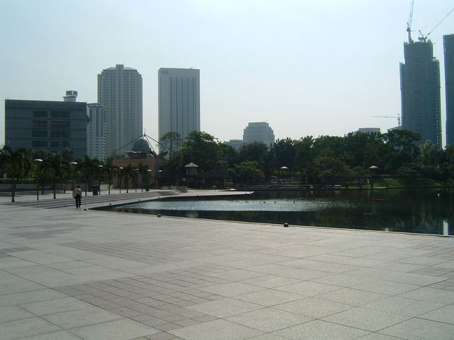 KLCCの朝の風景。ショッピングセンター開店前だったため人は少なく。<br />池沿いにカフェやレストランが並んでいて、夜は夜景を見ながら食事を取る事ができます。<br />（但し、夜はもの凄い人なので夜景をじっくり見たいという方にはお薦めできません）